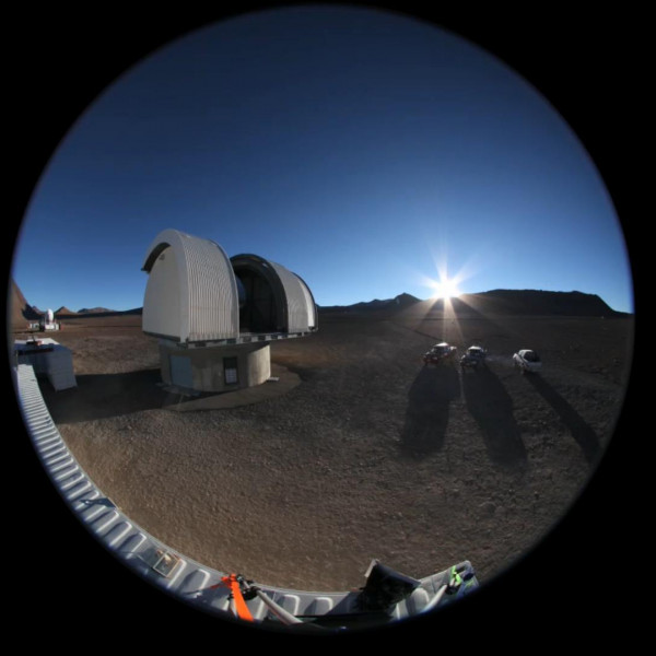 チリ・アタカマ砂漠から見上げた天の川と、南半球の空を観測しているNANTEN2電波望遠鏡