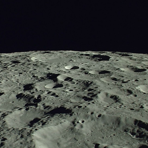 月探査機「かぐや」によって撮影された月面
